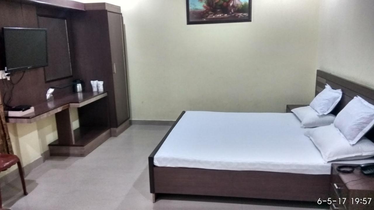 Hotel Varsa Dibrugarh Exteriör bild
