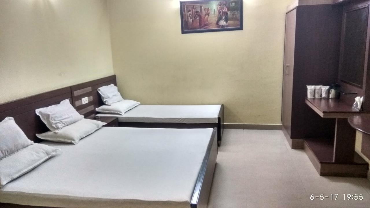 Hotel Varsa Dibrugarh Exteriör bild