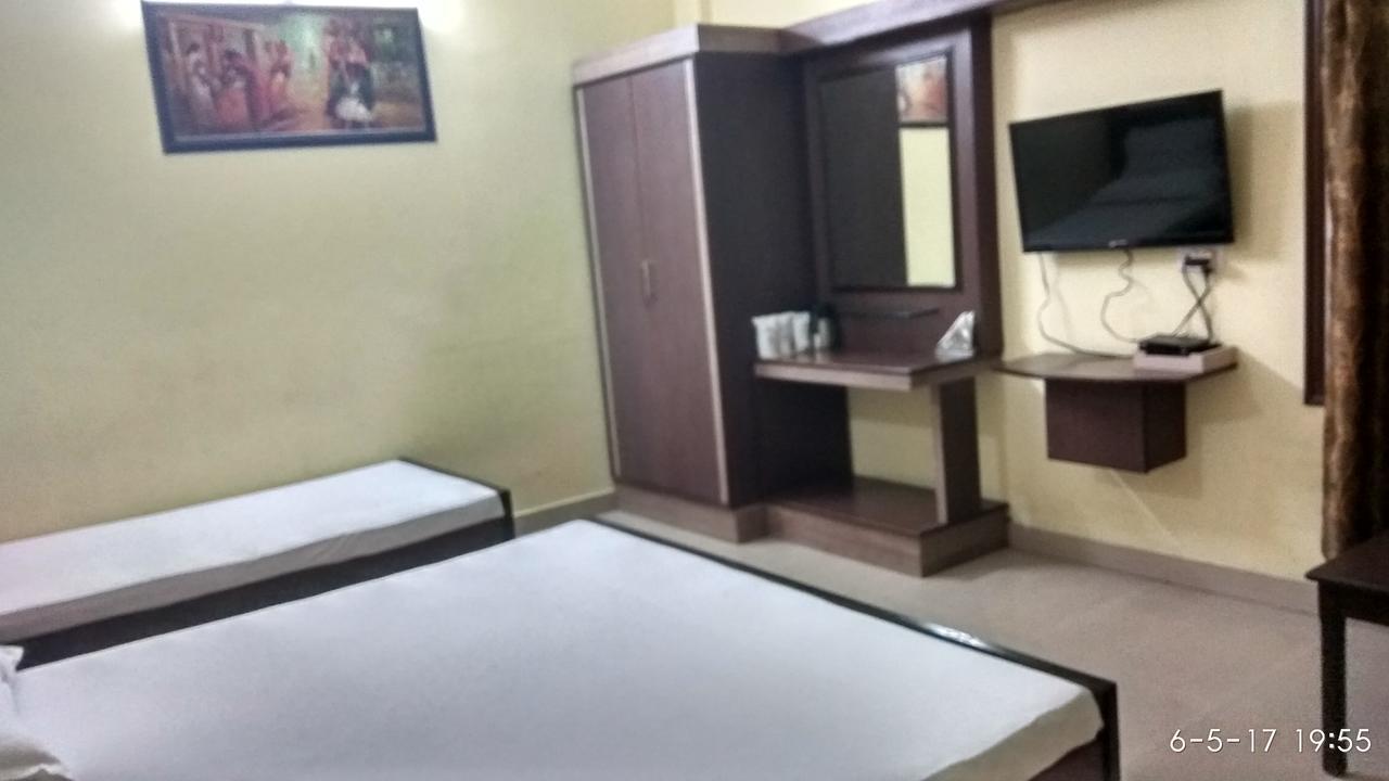 Hotel Varsa Dibrugarh Exteriör bild